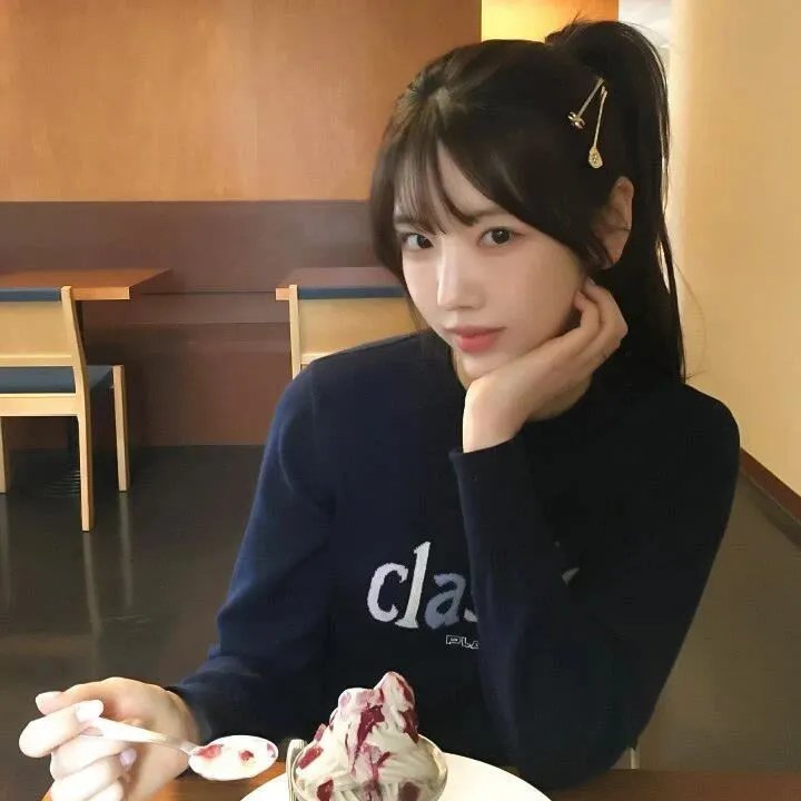 与一位女士合影